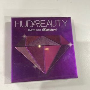never used huda beauty pallet